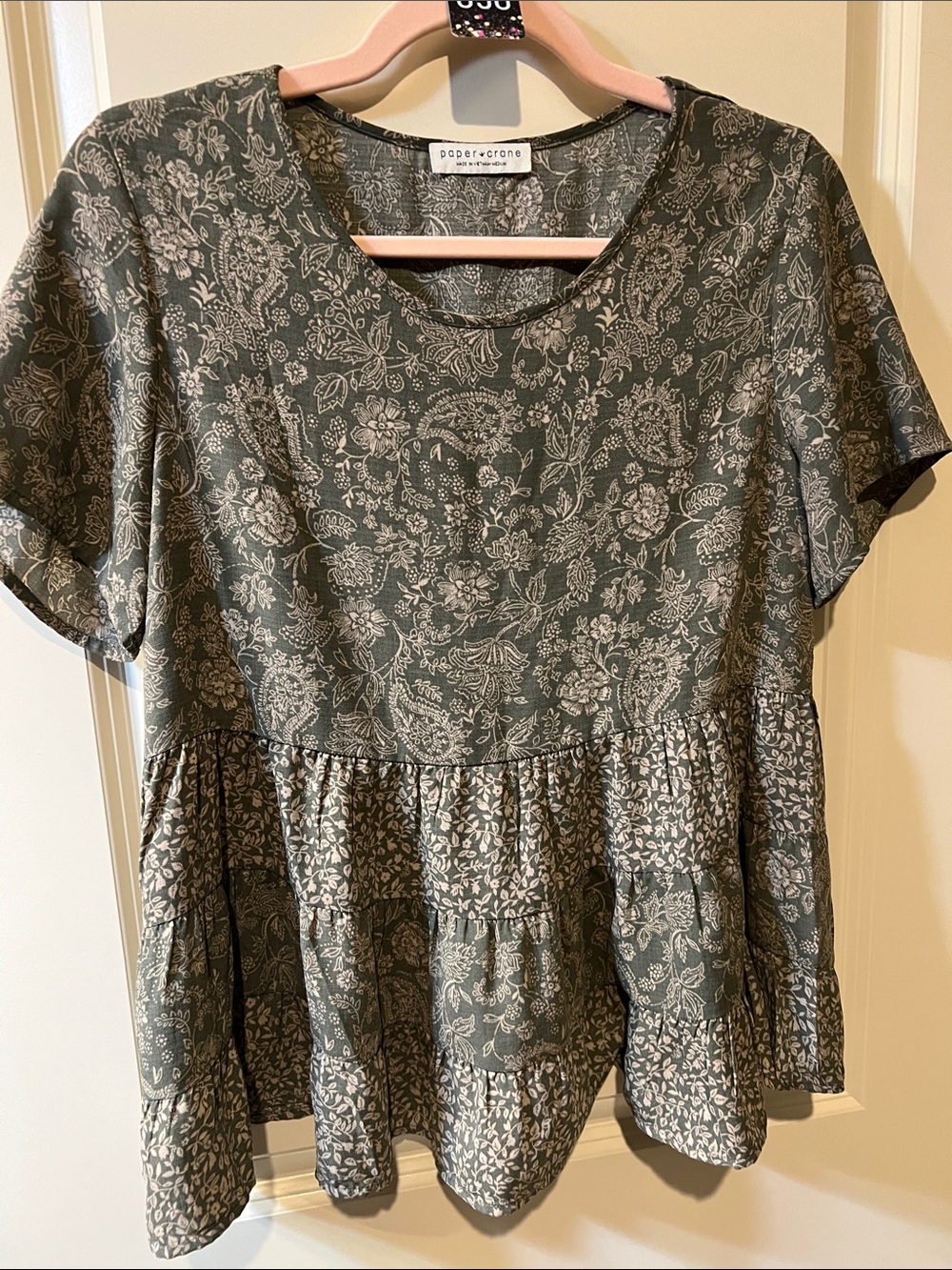 Paper Crane Sage Floral Tiered Short Sleeve Blouse H050